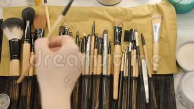 化妆师从专业的画笔套装中取出画笔。 <strong>美容</strong>、化妆和<strong>时尚</strong>概念